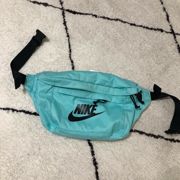 Nike Handbags - Nike fanny pack